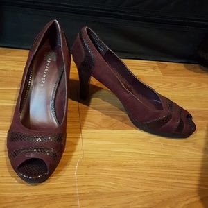 Apostrophe peep-toe plum heels